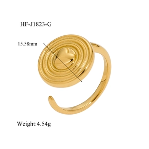 Détail d'une bague dorée avec motif cœur, diamètre 15,58 mm et poids de 4,54 g