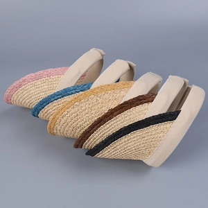Detailansicht von Raffia-Stroh-Sonnenblenden in mehreren Farben mit elastischen Bändern
