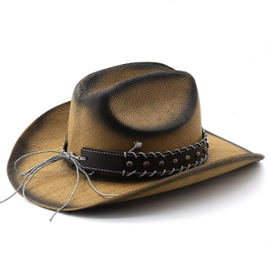 Détail d'un chapeau de cowboy en paille marron avec bande en cuir et rivets en bronze