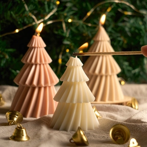 Duftende Weihnachtsbaumkerzen mit edler Faltentextur für weihnachtliche Dekoration