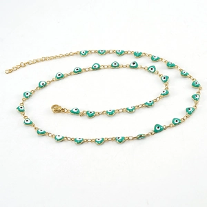 Détails du collier en acier doré avec breloques cœur mauvais œil en émail turquoise