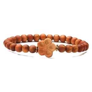 Naturholzperlenarmband mit geschnitzter Blume und goldenen Trennelementen im Ethno-Stil