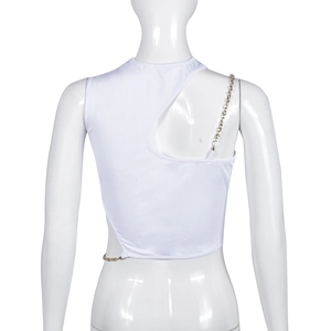 Rückansicht des weißen gerippten Crop-Tops mit goldener Metallkette als Träger