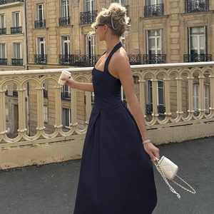 Dettaglio dell'abito lungo blu scuro con scollo all'americana e gonna a pieghe