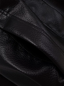 Vue détaillée d'une veste en cuir noir texturé avec coutures fines et bordure de poche