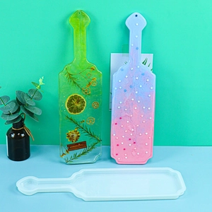 Makroaufnahme einer Paddel-Tablett-Silikonform mit bunten DIY-Untersetzern und Trockenblumen