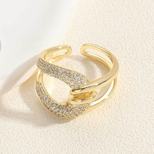 Détail macro de la bague dorée multicouche sertie de zircons et anneau ajustable