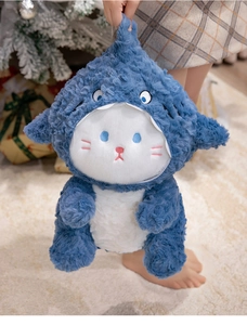 Nahaufnahme eines Katzen-Plüschtiers im blauen Haikostüm mit Stickereien in Weihnachtsdeko