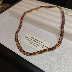 Nahaufnahme der flachen Schlangenkette mit Leopardenmuster und goldenem Karabinerverschluss