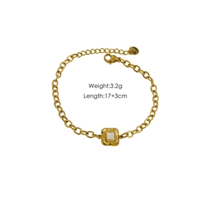Detail of gold chain bracelet with square white pendant and size labels 17+3cm and 3.2g