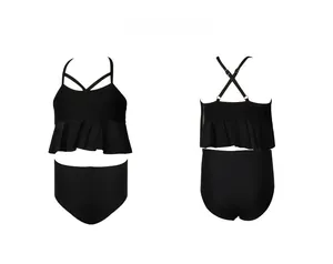 Détail d'un bikini noir pour filles avec ourlet à volants et bretelles croisées dans le dos