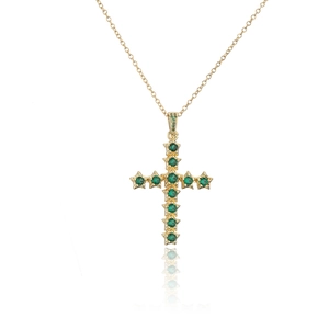 Détail d'un collier croix doré orné de zircons verts sertis en griffes de forme étoile