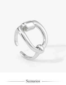 Vue détaillée d'une bague ouverte géométrique entrelacée au fini argenté brillant
