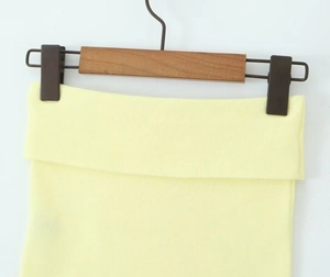Primer plano de la textura de punto amarillo pálido y la tela suave en la percha