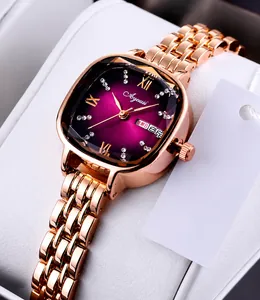 Vue détaillée d'une montre à quartz de luxe avec bracelet or rose et cadran dégradé violet