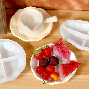 Vue macro du moule en silicone en forme de fleur ondulée pour plateau en résine