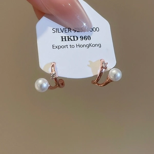 Detail von S925 Silber Perlenohrring mit Roségold-Finish und Zirkonia-Steinen