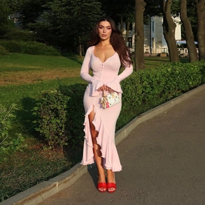 Robe longue en maille rose avec col en V, manches volantées et fente haute chic