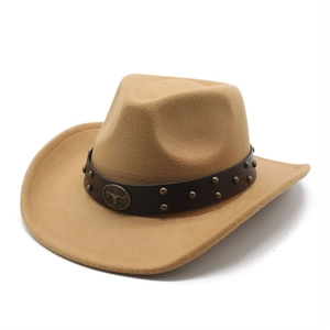 Dettaglio cappello da cowboy in feltro con fascia in pelle e stemma testa di toro