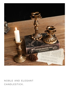 Dettaglio di candelieri vintage in bronzo con intagli e un'elegante finitura antica