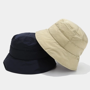 Gewatteerde warme winter emmerhoeden in marine en beige met winddichte koorden en puffy stof