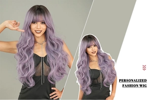 Detalle de peluca larga ondulada degradado violeta gris con flequillo y estilo moderno