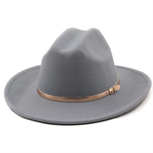 Détail du chapeau en feutre de laine gris avec ruban décoratif et boucle dorée