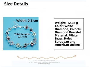 Dettaglio del bracciale a maglie cubo colorate con larghezza 0,8 cm e lunghezza 22,7 cm