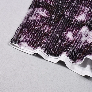 Detail von lila Pailletten und Saumnähten an einem rückenfreien Neckholder-Outfit