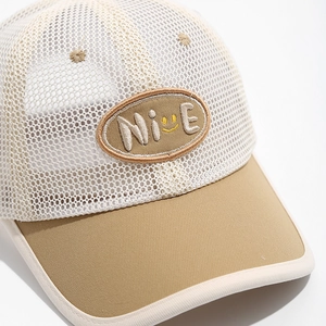 Atmungsaktive Baby Mesh-Kappe mit NICE-Smiley-Stickerei in Beige und Khaki-Farbe