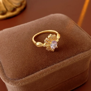 Nahaufnahme eines Vintage-Goldrings mit ovalem Zirkon auf einer braunen Samtbox
