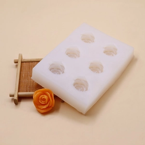 Détail d'un moule en silicone à 6 roses avec un échantillon de fleur pour la pâtisserie