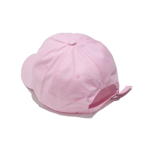 Détail de la casquette de baseball rose avec boucle réglable et œillets de broderie