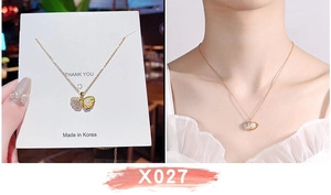 Dettaglio di un ciondolo a conchiglia dorato con perle e zirconi su collana elegante