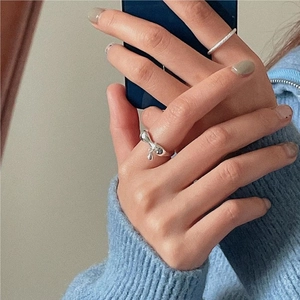 Detail of liquid metal S925 sterling silver water drop ring with minimalist band set