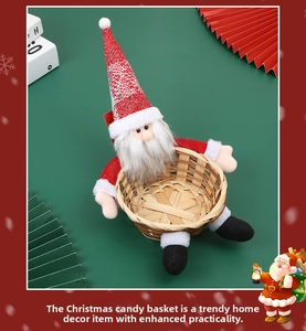 Gros plan d'un panier à bonbons en bambou fait main avec une figurine de Père Noël