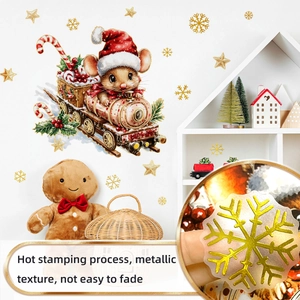 Makro-Detail von Weihnachtsaufklebern mit Goldfolienstruktur und bunten Mäusen auf der Wand