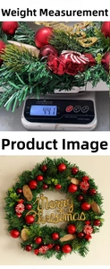 Detail eines Weihnachtskranzes mit roten Kugeln, gestreiften Bonbons und Tannennadeln
