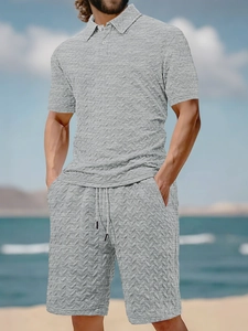 Détail de la texture du polo et du short gris en jacquard pour hommes, ensemble d'été