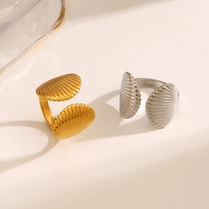 Bagues ouvertes coquillage en or et argent avec texture détaillée en éventail