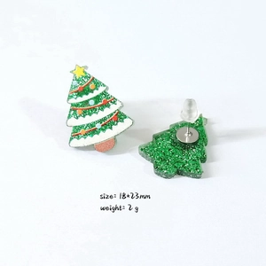 Detail of glitter green Christmas tree earrings with size 18x23mm and 2g weight specs