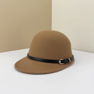 Casquette en laine marron avec bande en cuir noir et boucle dorée vue variante