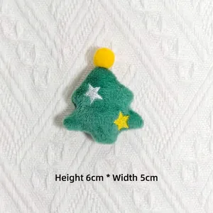 Détail d'un mini patch sapin de Noël en peluche de 6 cm avec broderies et pompons