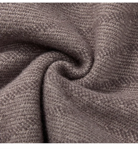 Makrotextur aus weichem, dunkelbraunem V-Ausschnitt-Strickstoff mit Spiralwebung