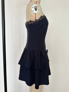 Détail de la robe bustier à fines rayures avec dentelle noire et ourlet à volants