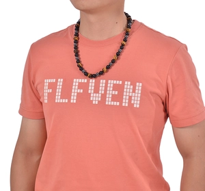 Nahaufnahme einer Herren-Perlenkette mit blauem Tigerauge und Onyx am Modell