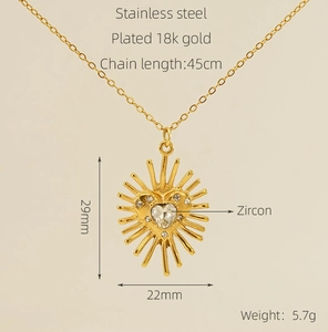 Détails macro du collier coeur en acier inoxydable plaqué or 18 carats avec zircon