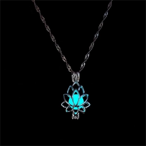 Gros plan du pendentif lotus ajouré brillant en bleu sur une chaîne argentée