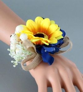 Detail von Sonnenblumen-Handgelenkkorsage mit blauen Blüten und Jute-Schleife