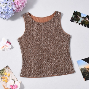 Détail à plat d'un débardeur marron à paillettes avec col rond et texture scintillante